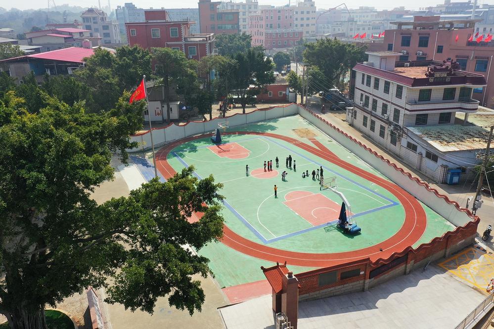 best365官网登录入口为这样的善举点个赞！石狮坑东乡贤给学校捐了一个塑胶运动