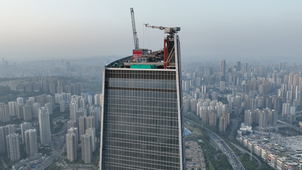 best365官网登录入口西部第一高楼外墙完工 耗18万余块玻璃板块